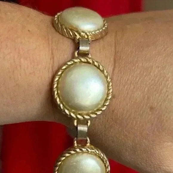 Elegant Gold Pearl Bracelet - Picture 1 of 3